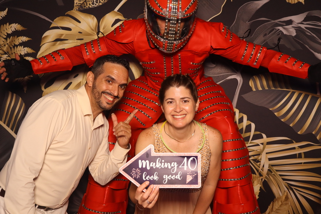 Invités célébrant un 40e anniversaire avec photobooth et animation Eleganza