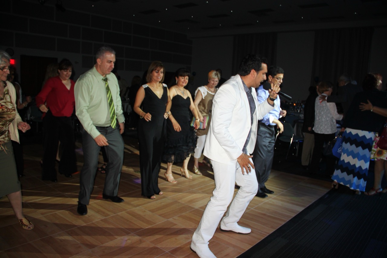 Animateur guidant les invités sur la piste de danse à Brossard