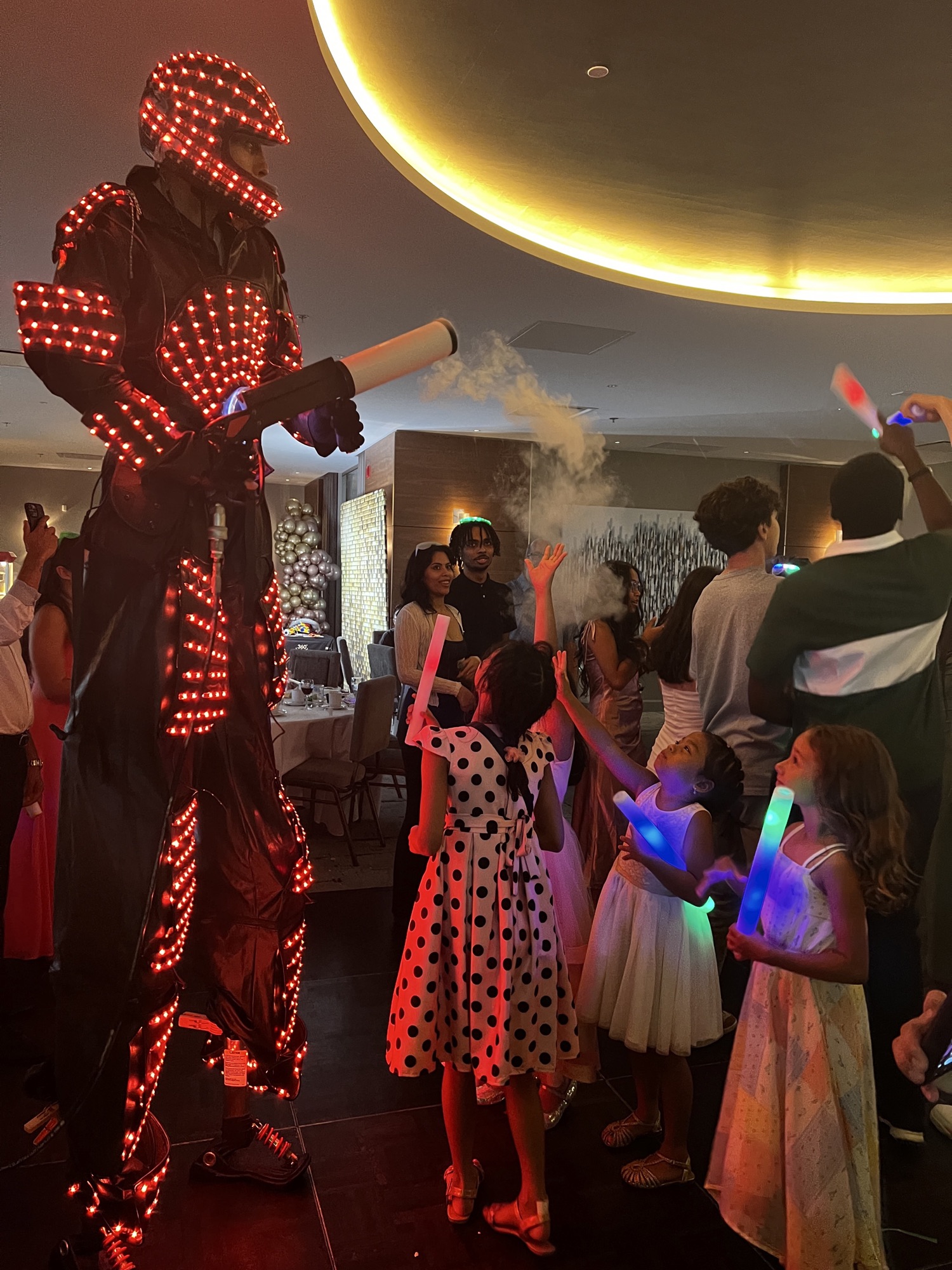 Animation avec robot LED pendant une réception à Brossard