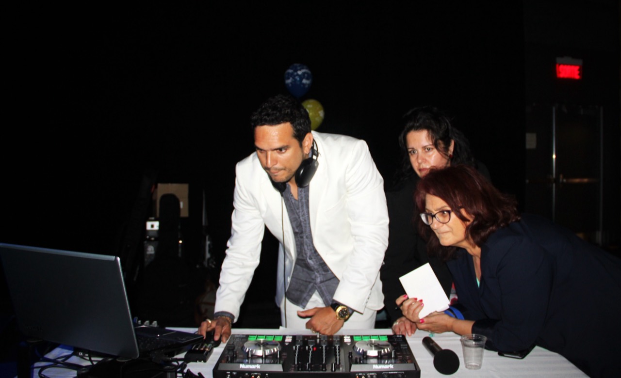 DJ Eleganza échangeant avec des invités pendant un événement à Brossard