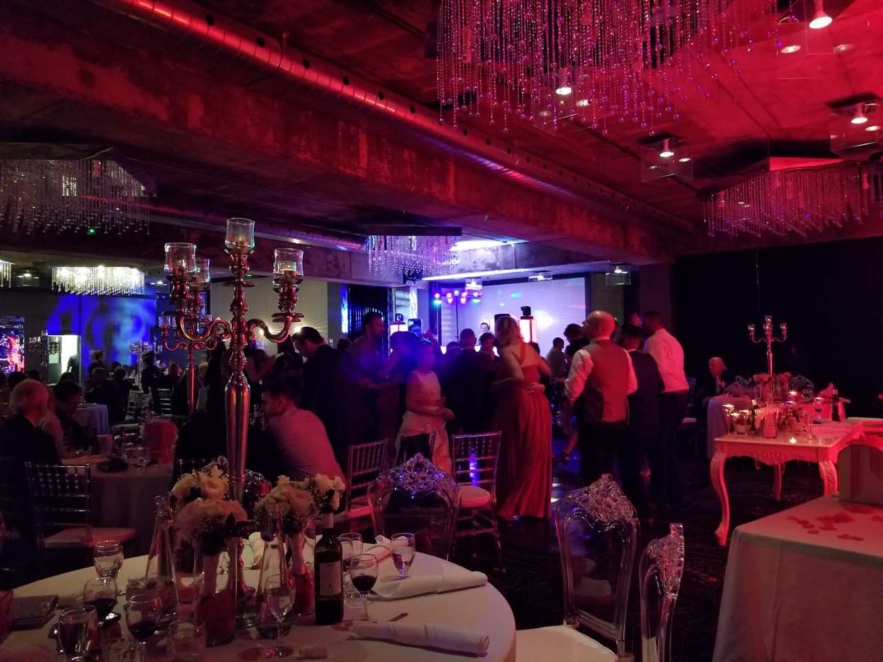 Invités sur la piste de danse d’une réception à Brossard