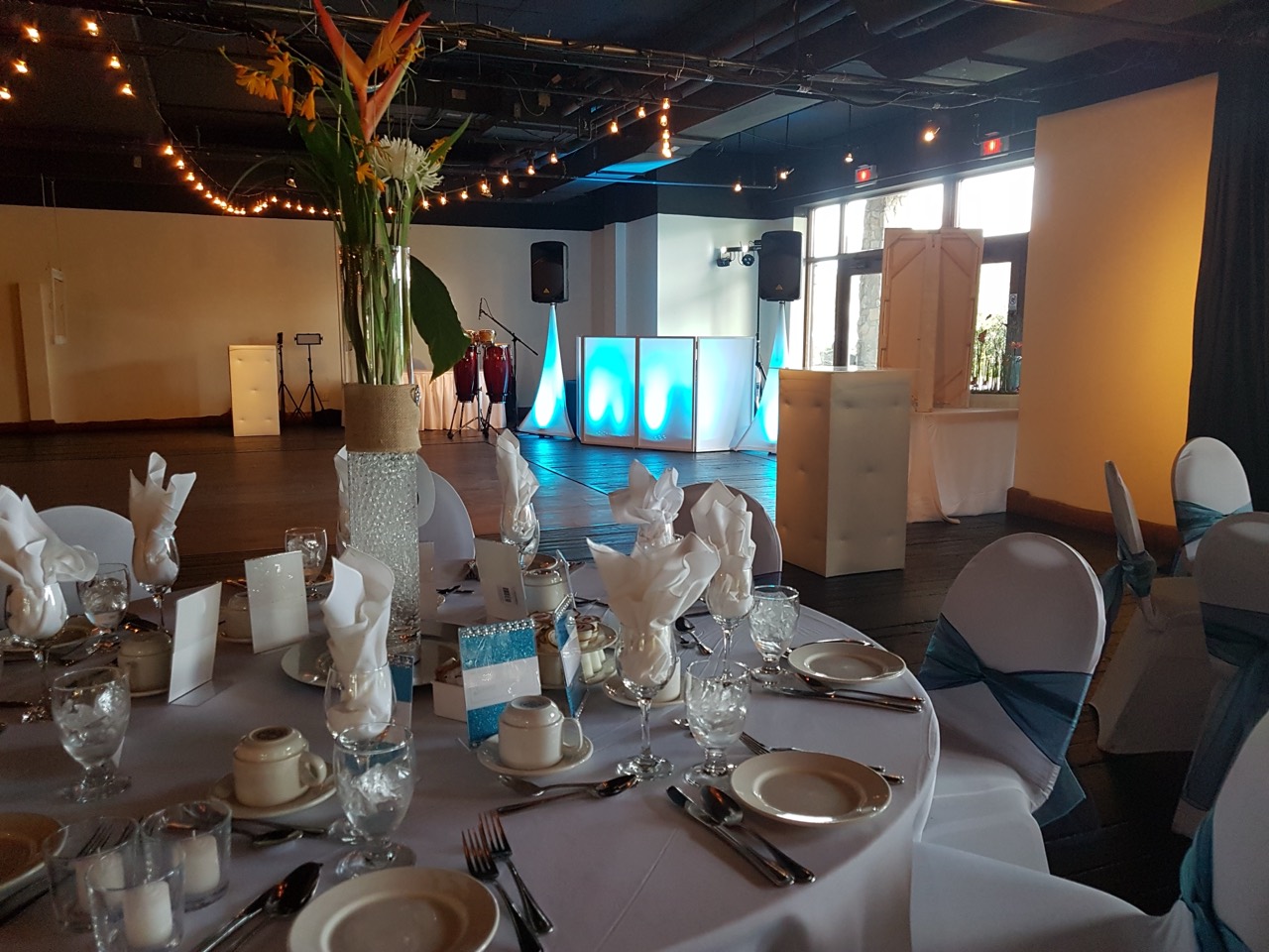 Salle de mariage avec installation DJ et éclairage bleu à Brossard