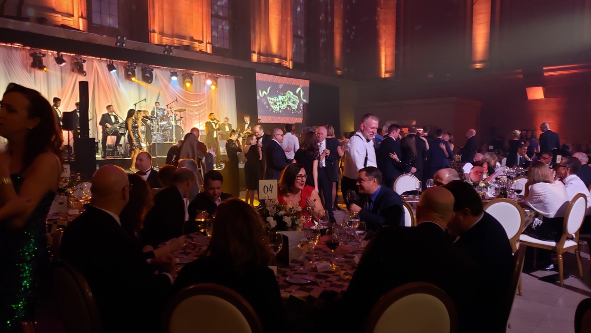 Salle de gala corporatif avec scène, tables et piste de danse éclairée à Montréal