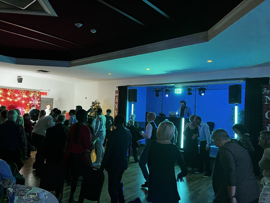 DJ y pista de baile para fiesta de Navidad en Montreal