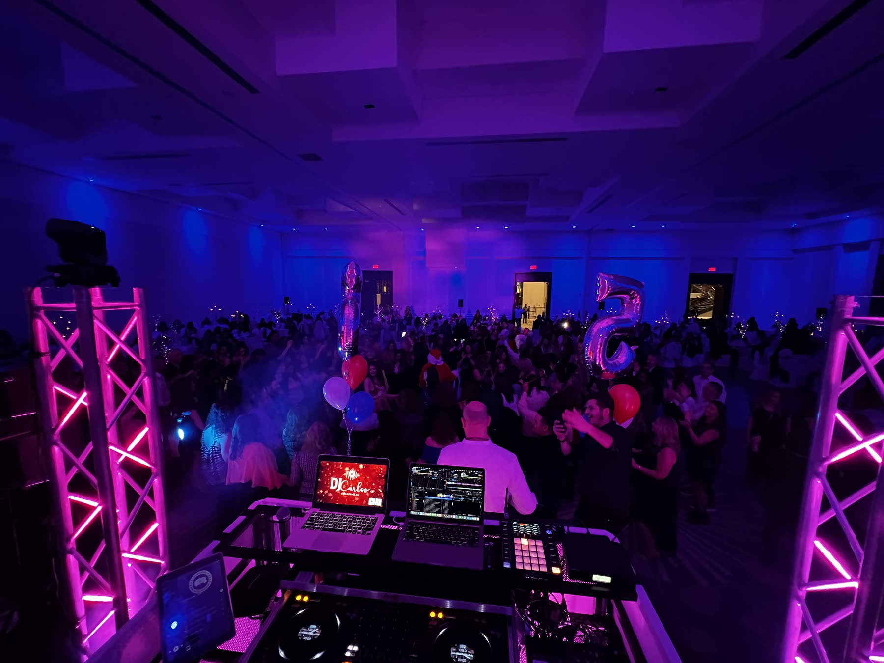 Instalación DJ e iluminación ambiental frente a un gran salón lleno durante una fiesta de Navidad corporativa en Montreal