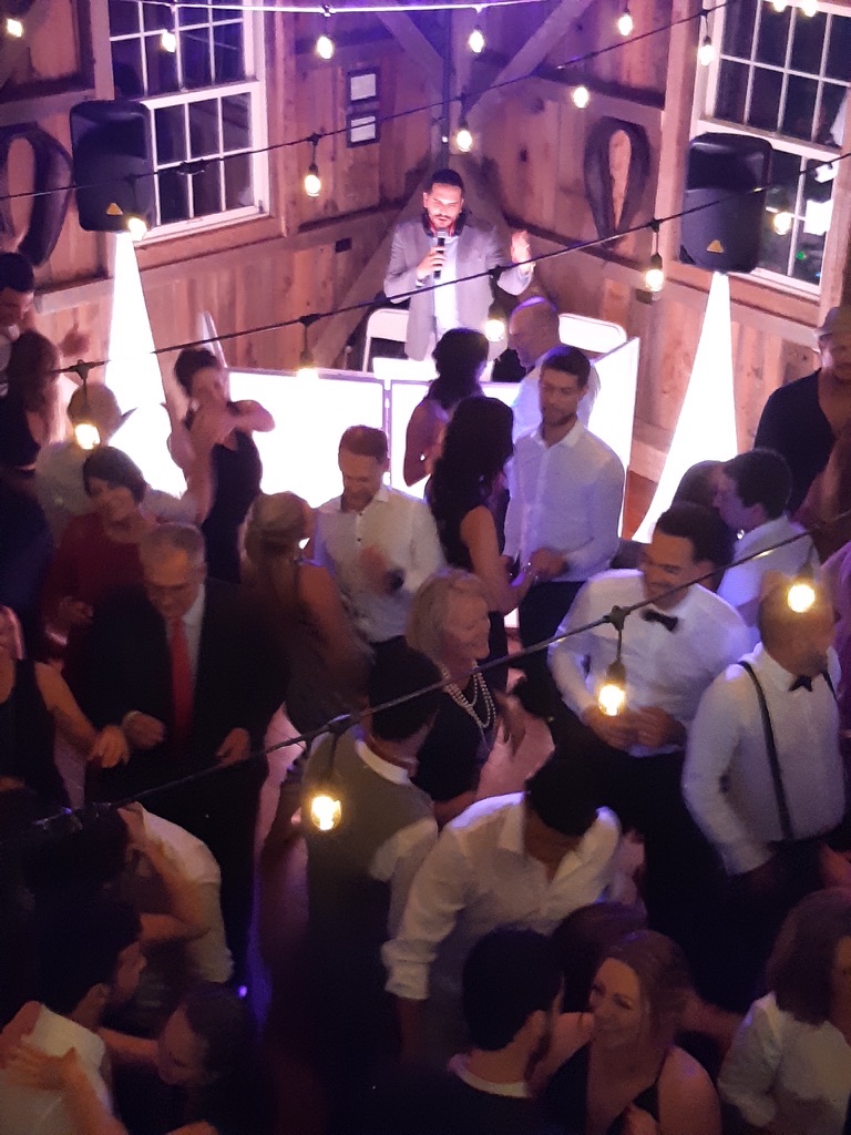 DJ-animateur au micro pendant une soirée de gala