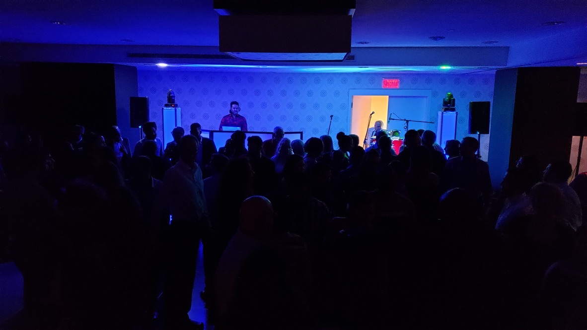 DJ et éclairage de piste de danse pour gala à Montréal