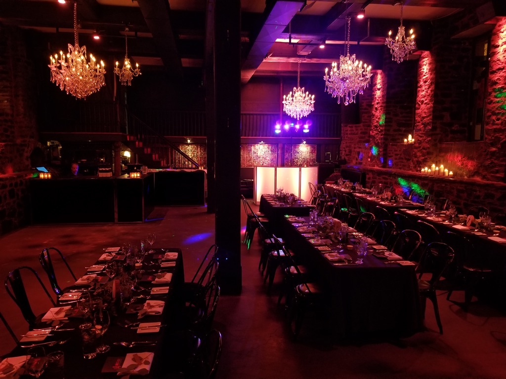 Éclairage d’ambiance et installation DJ pour événement corporatif