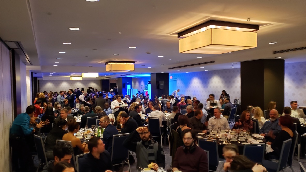 Salle de gala avec sonorisation professionnelle