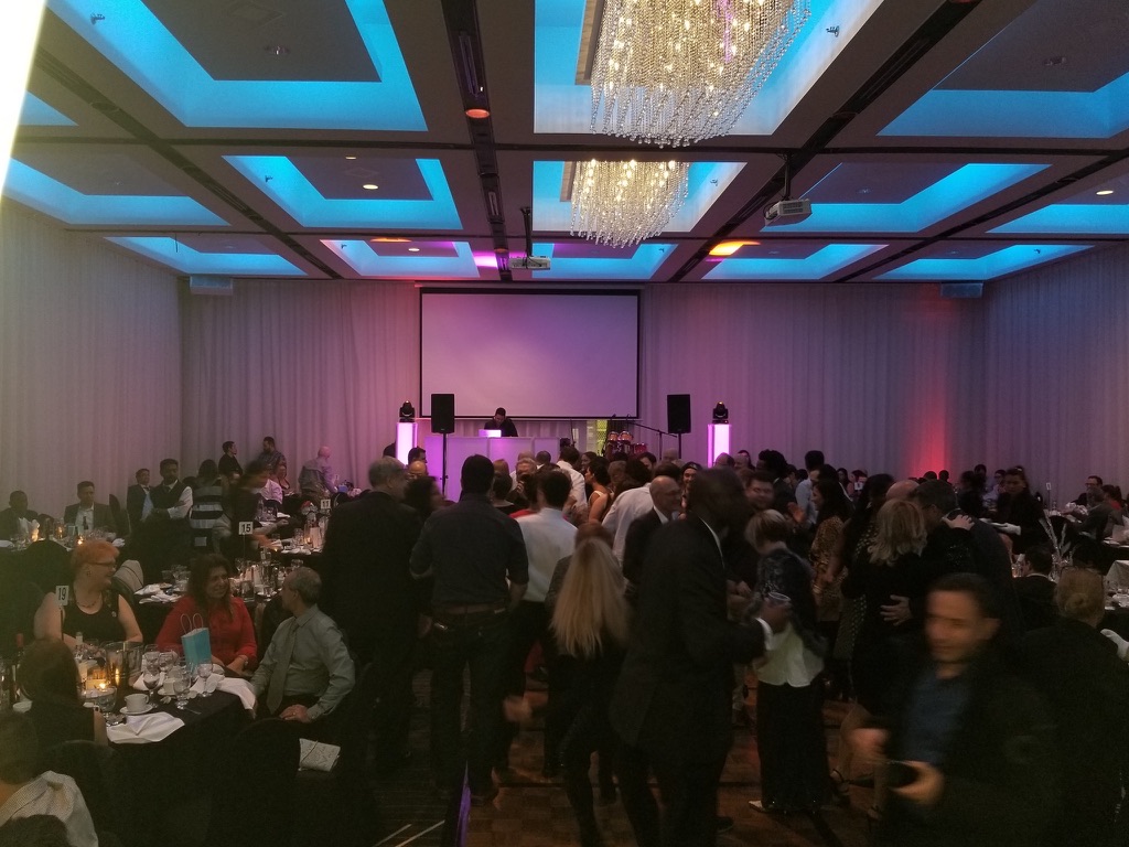 Sonorisation et éclairage professionnel installés pour un gala corporatif