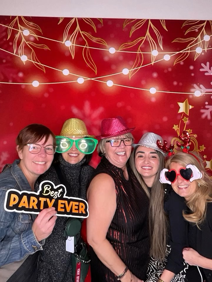 Empleados en un Photobooth navideño