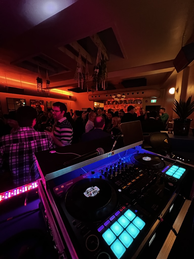 DJ professionnel devant une piste de danse lors d’un événement corporatif à Montréal
