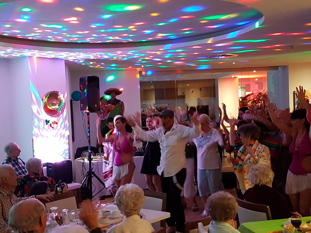 Groupe d’invités dansant pendant une fête privée animée par Eleganza