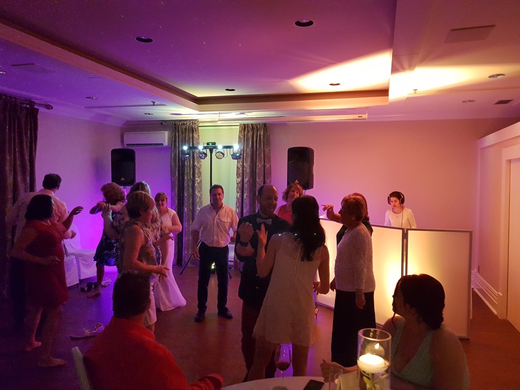 Piste de danse et installation DJ pour une réception privée à Montréal