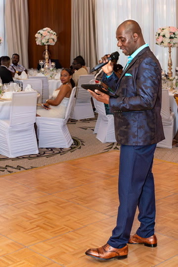 Animateur Eleganza au micro pendant une réception de mariage