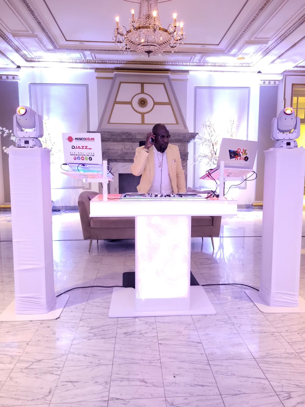 DJ Kailo derrière une installation DJ éclairée pour un mariage