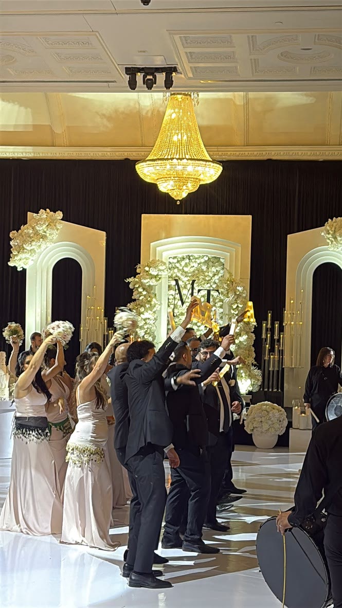 Famille et musiciens réunis pour une danse traditionnelle de mariage