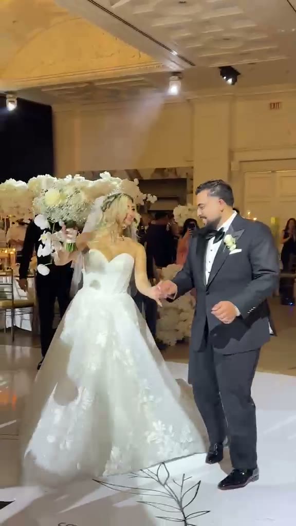 Entrée des mariés accompagnée de tambours lors d’un mariage arabe