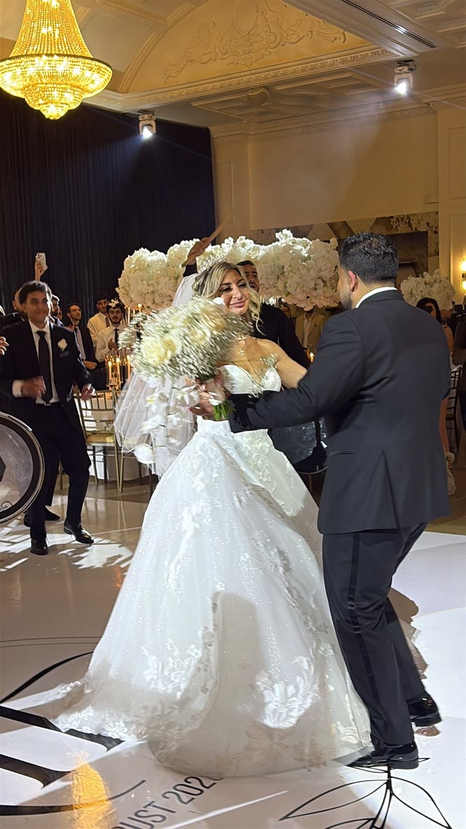 Mariés pendant leur première danse lors d’un mariage arabe