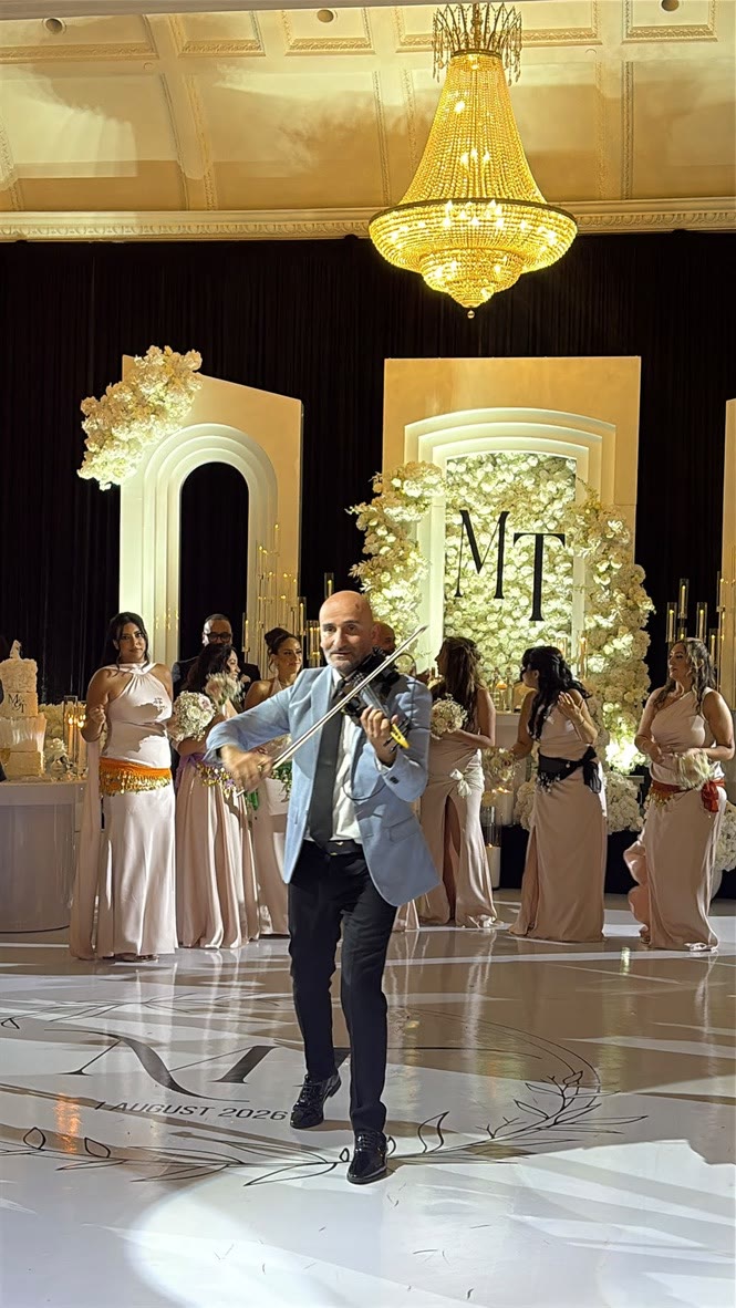 Violoniste jouant pendant un mariage arabe à Montréal