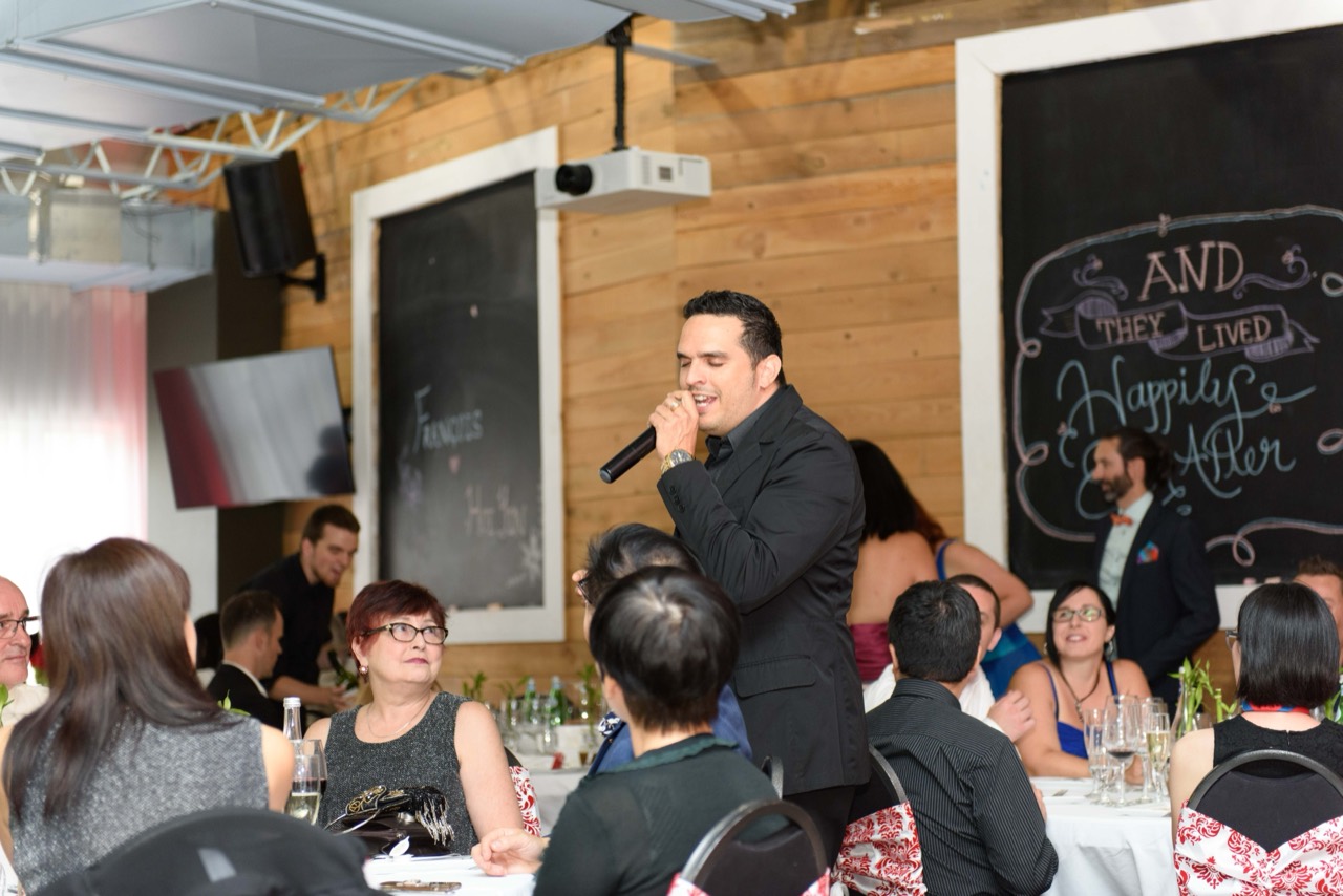 Animateur au micro pendant le repas d’un mariage à Longueuil