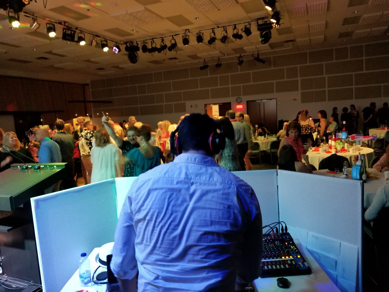 DJ Eleganza devant une piste de danse à Longueuil