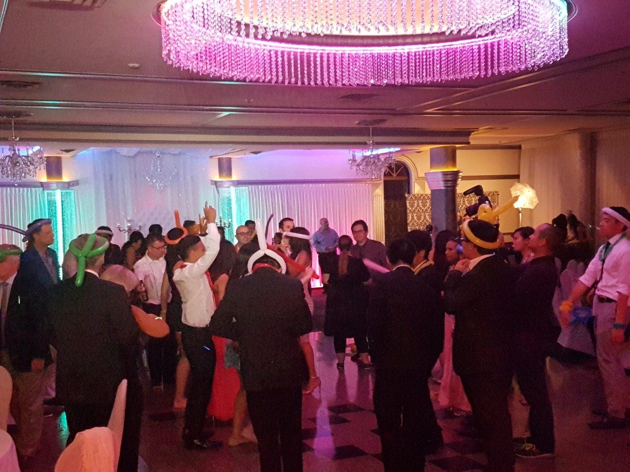 Invités réunis sur la piste de danse d’un mariage à Longueuil