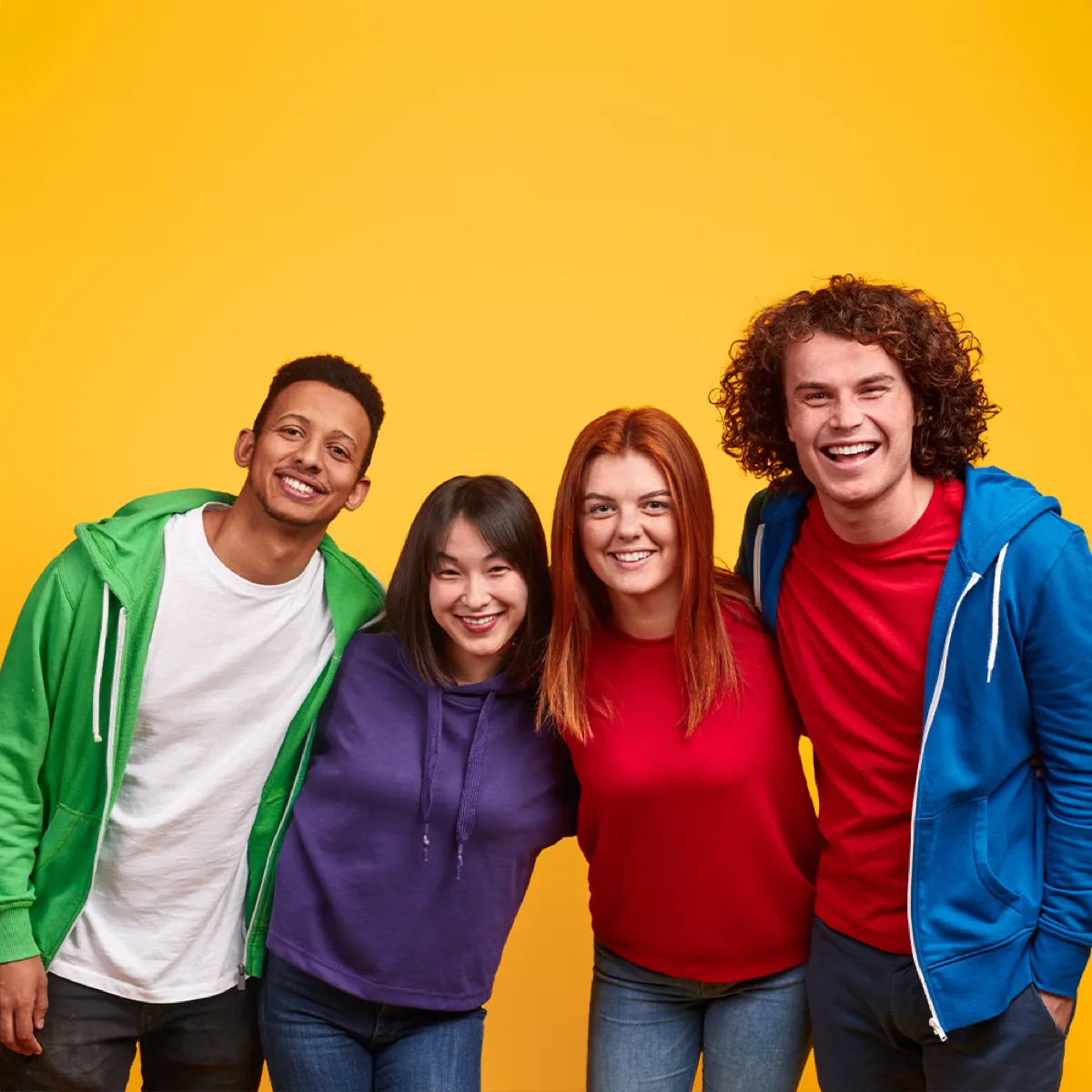 Foto original de cuatro personas antes de la transformación con IA