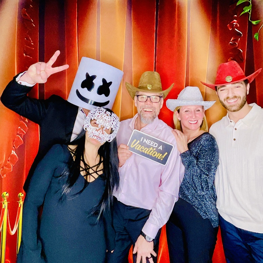 Invités réunis au Photobooth pendant une fête privée à Montréal