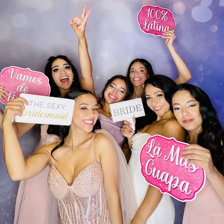 Mariée et invitées réunies devant un photobooth à Montréal