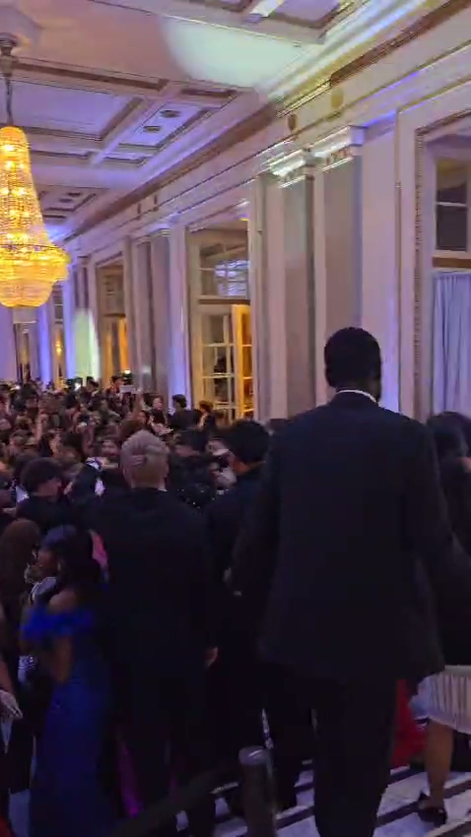 Pista llena durante un baile de graduación en Montreal