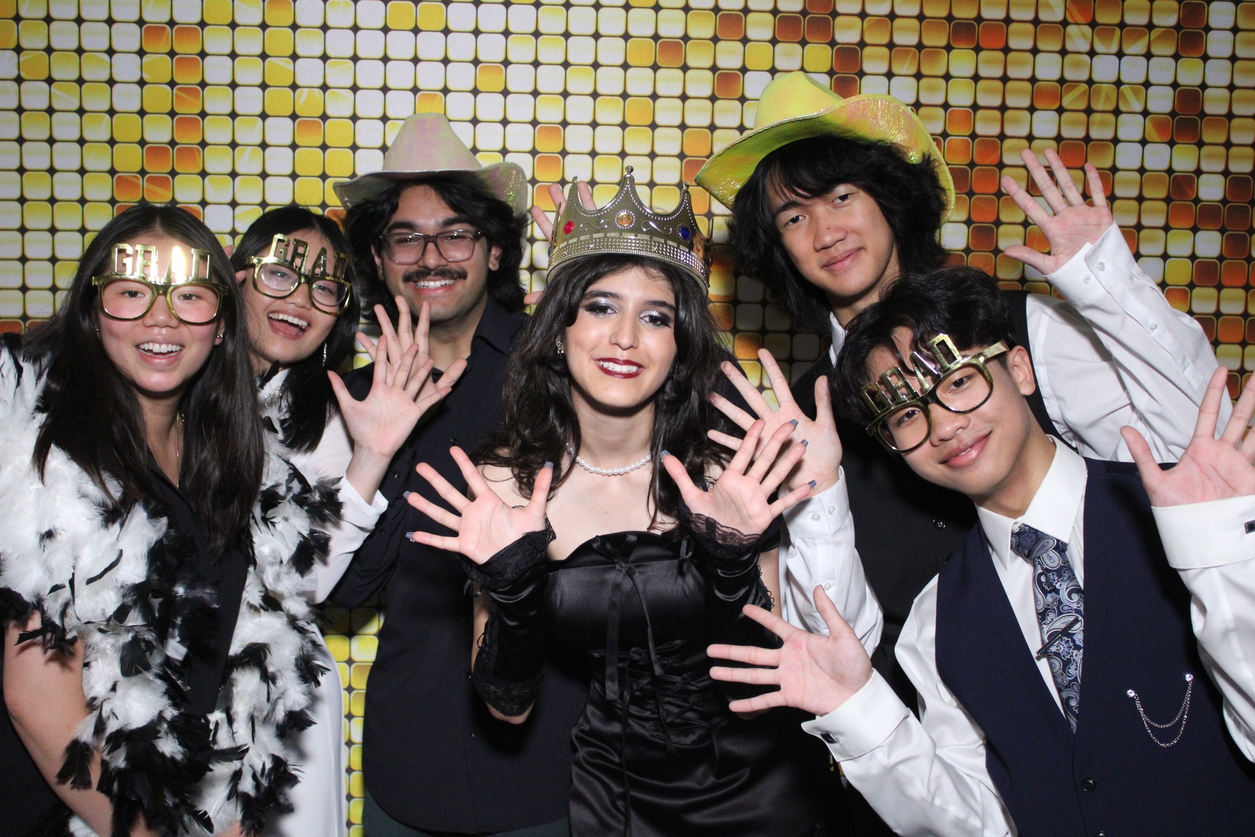 Estudiantes reunidos en el Photobooth de su graduación