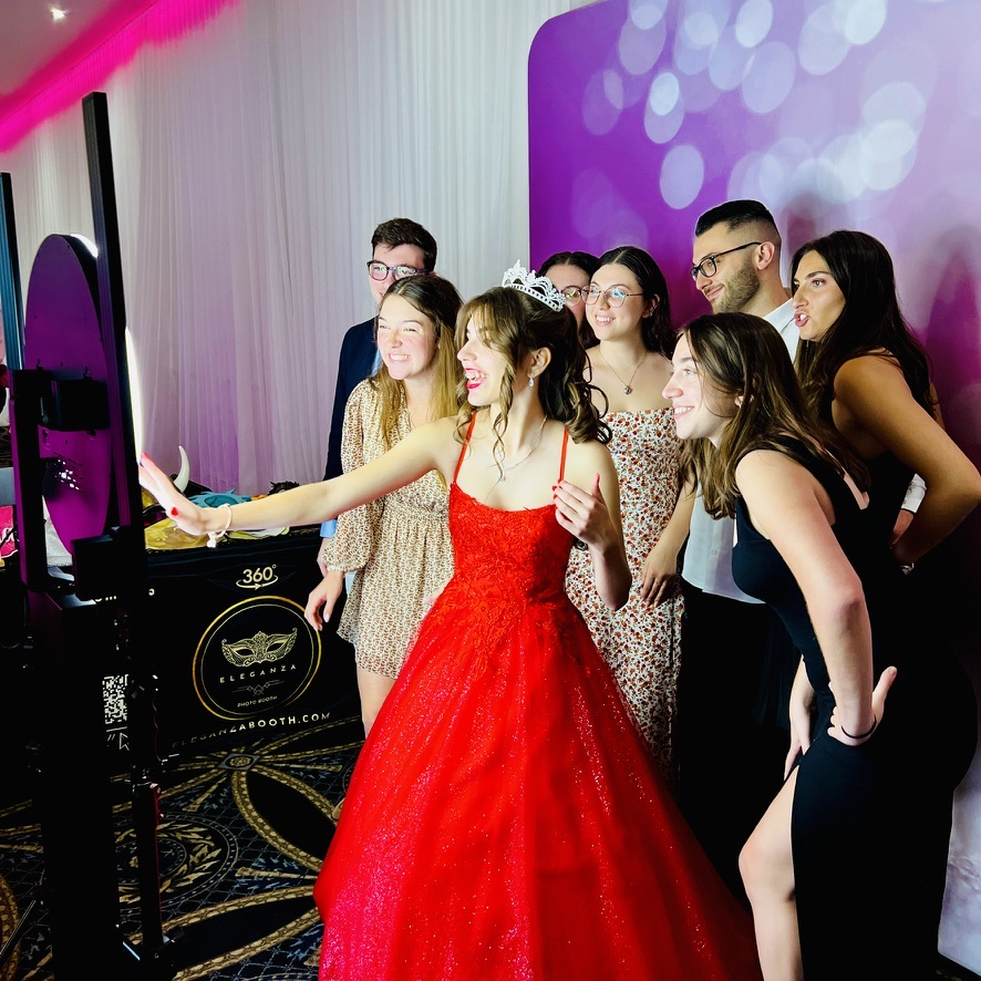 DJ latino et invités pendant une célébration familiale à Montréal
