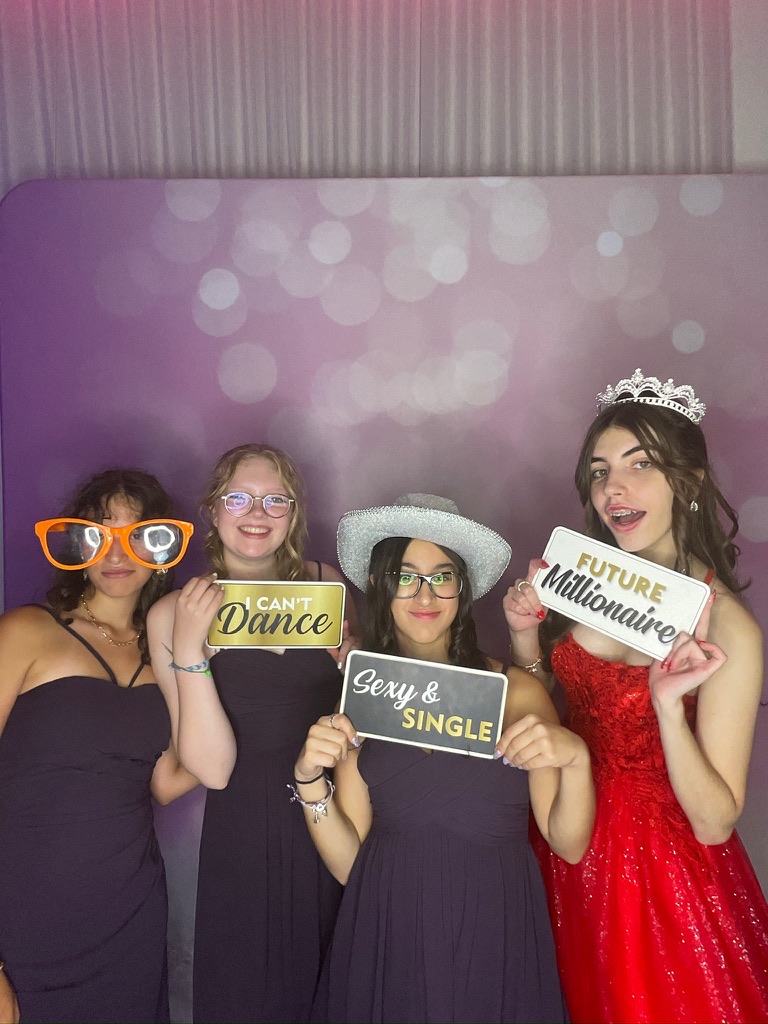 Invitadas con accesorios frente a un fondo de Quinceañera