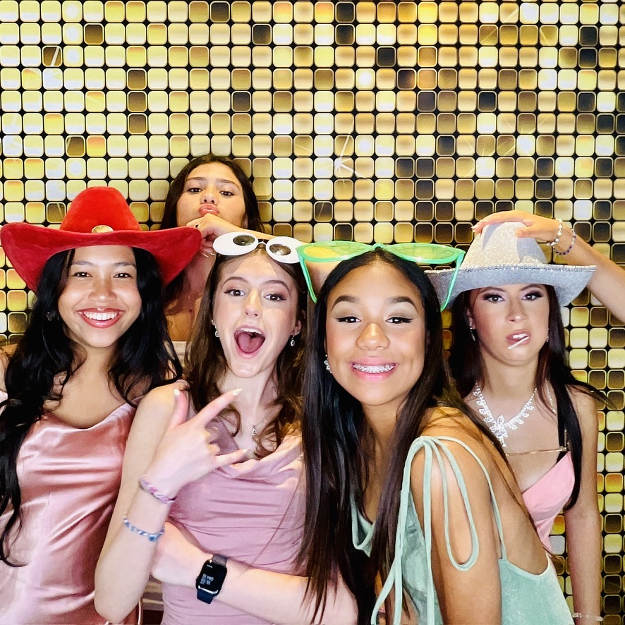 Amigas con accesorios en un Photobooth de Quinceañera