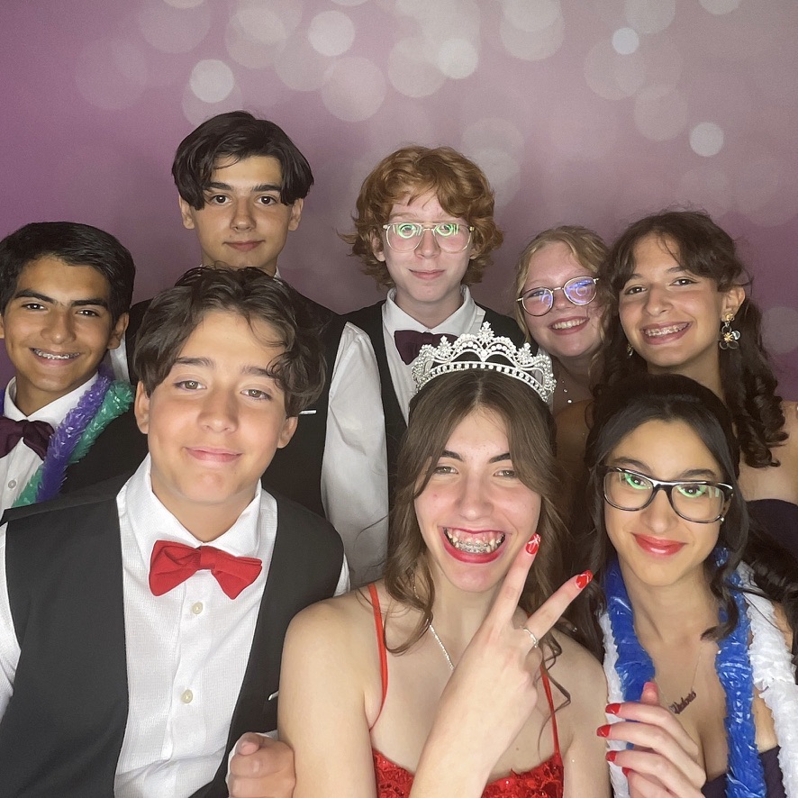 Quinceañera con su familia y amigos en el Photobooth