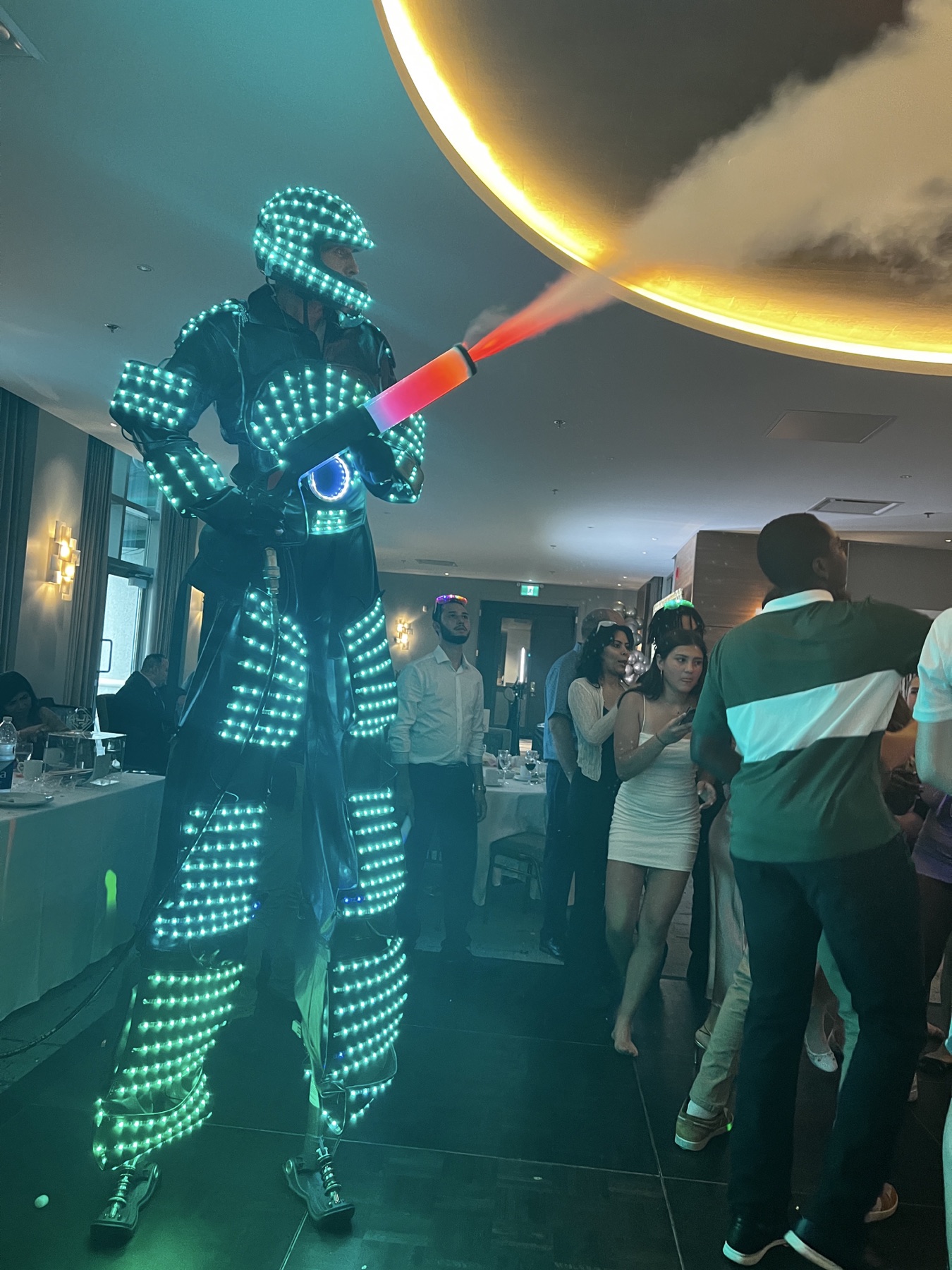 Animación con robot LED durante la Hora Loca de una Quinceañera