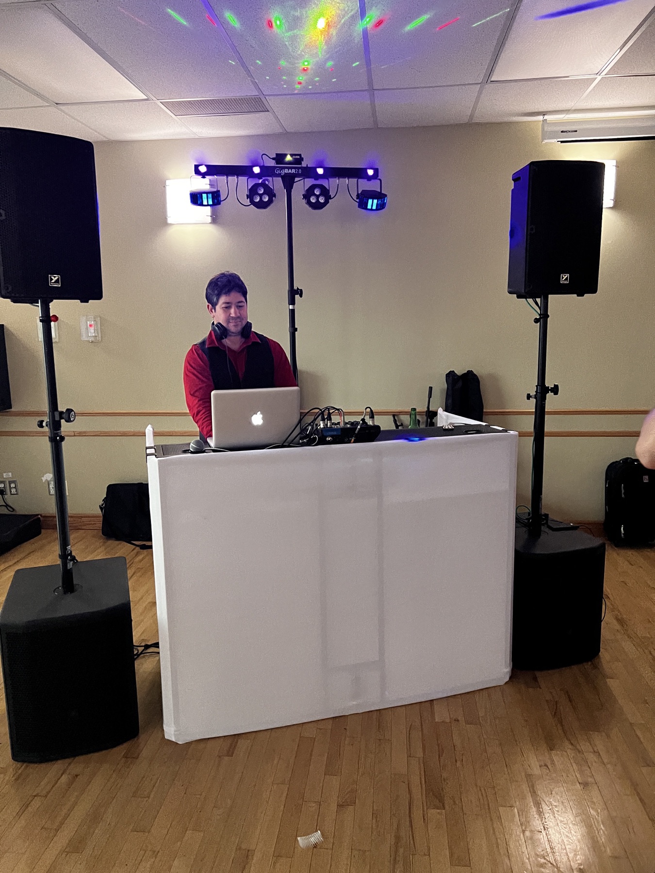 DJ avec système de son et éclairage mobile pendant une réception à Terrebonne