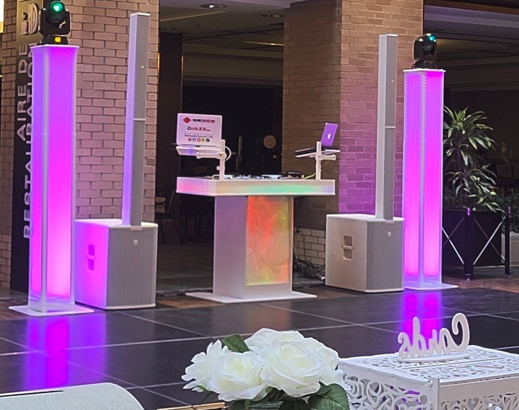Régie DJ et colonnes lumineuses installées pour un mariage à Terrebonne