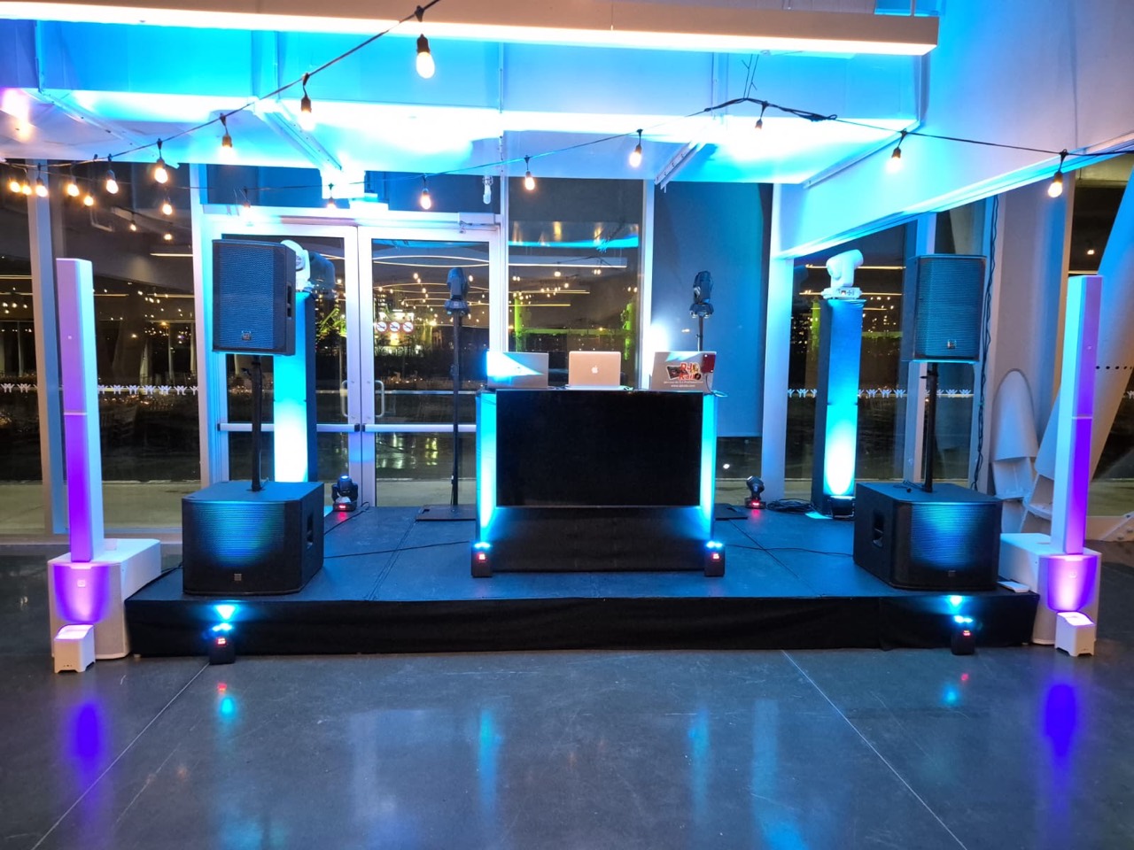 Installation DJ avec sonorisation et éclairage bleu à Terrebonne