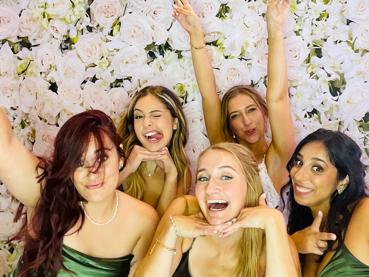 Groupe d’invitées devant le décor photobooth d’un mariage à Terrebonne