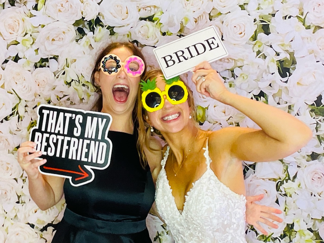Mariée et invitée profitant du photobooth à Terrebonne