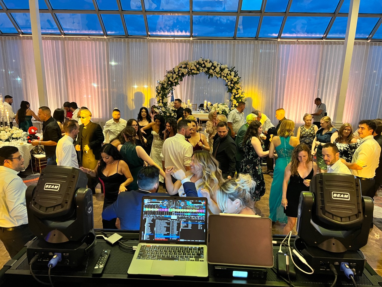 Invités sur la piste de danse d’un mariage à Terrebonne vus depuis la régie DJ