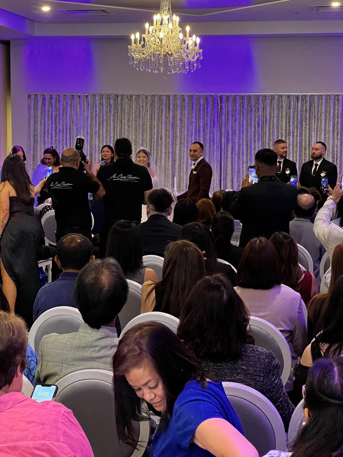 Réception de mariage avec éclairage d’ambiance violet à Terrebonne